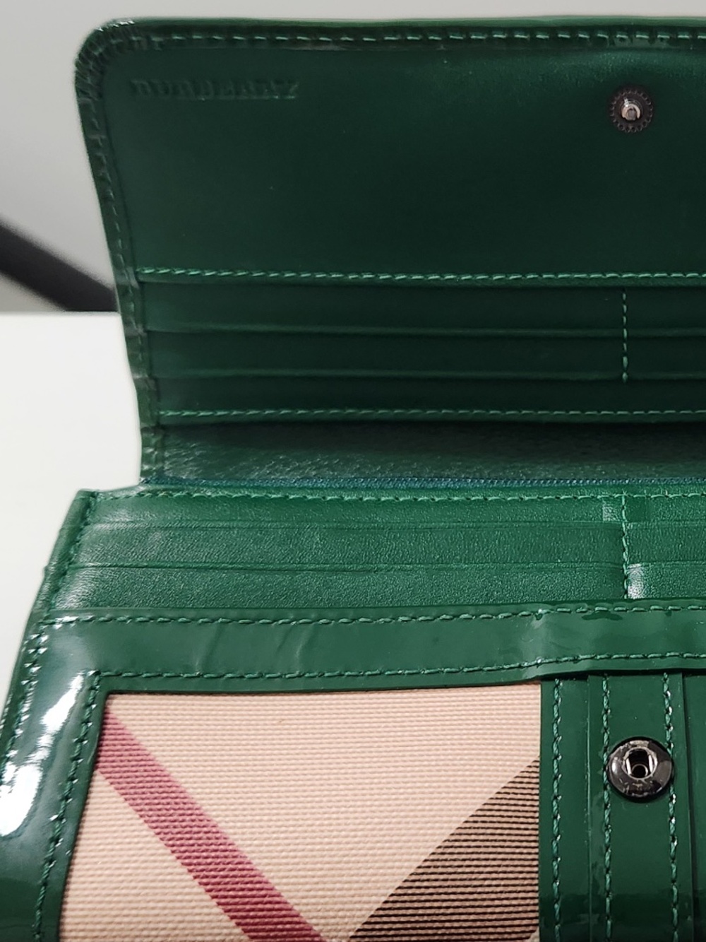 100% Authentic Burberry Nova Check Large Wallet with Green Patent leather. - Picture 5 of 7
